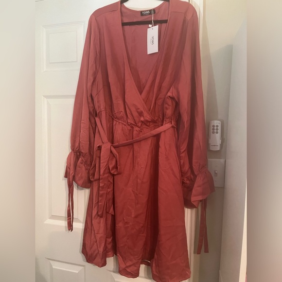 Elegant plus size Pink faux Wrap Dress - Picture 2 of 11